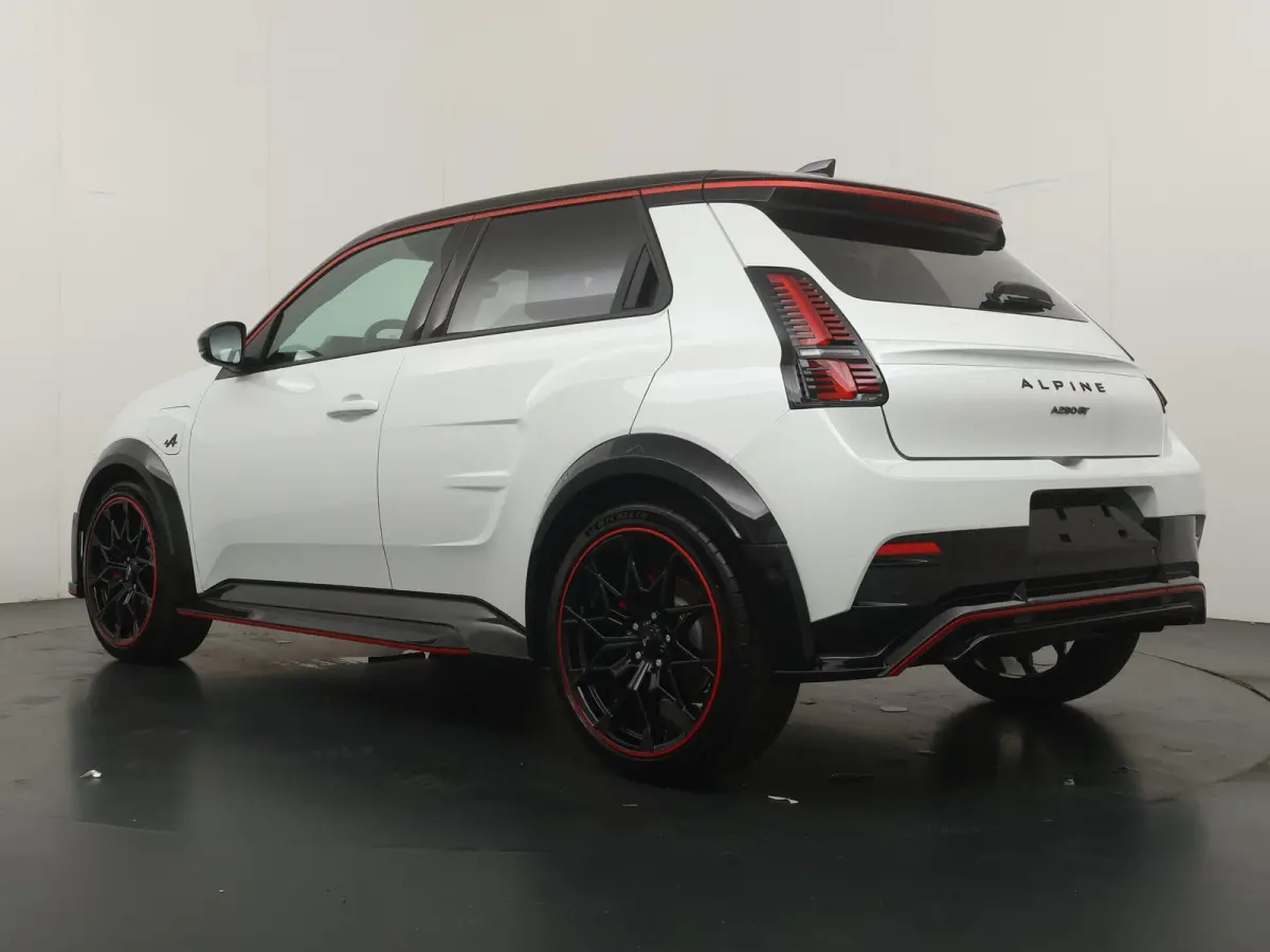 GT Performance 52 kWh |  Alpine Portal | Pack Driving | Signature Rouge