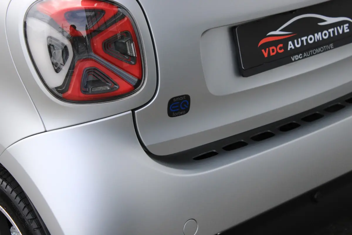 EQ BRABUS Mattrunner Brabus Mattrunner | Camera | Stoelverwarming | DAB | LED | Verwarmd Stuur