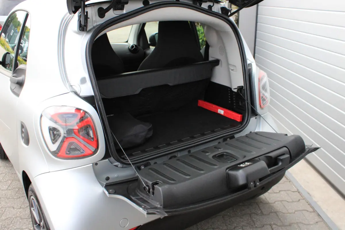 EQ BRABUS Mattrunner Brabus Mattrunner | Camera | Stoelverwarming | DAB | LED | Verwarmd Stuur
