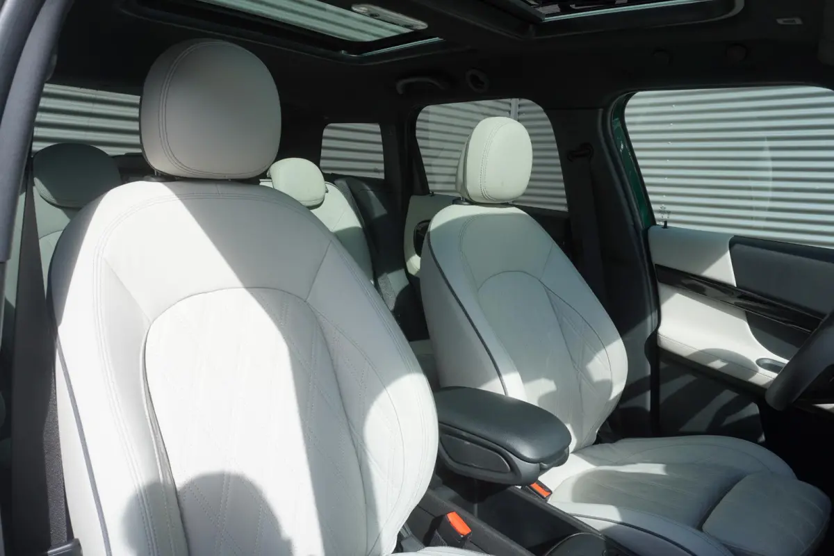 2.0 John Cooper Works ALL4 19" LM JCW Circuit Spoke two-tone | Glazen panoramadak | Active Cruise Control (ACC) | Harman-Kardon sound system | MINI Head-Up Display | Leer Chester Satellite G