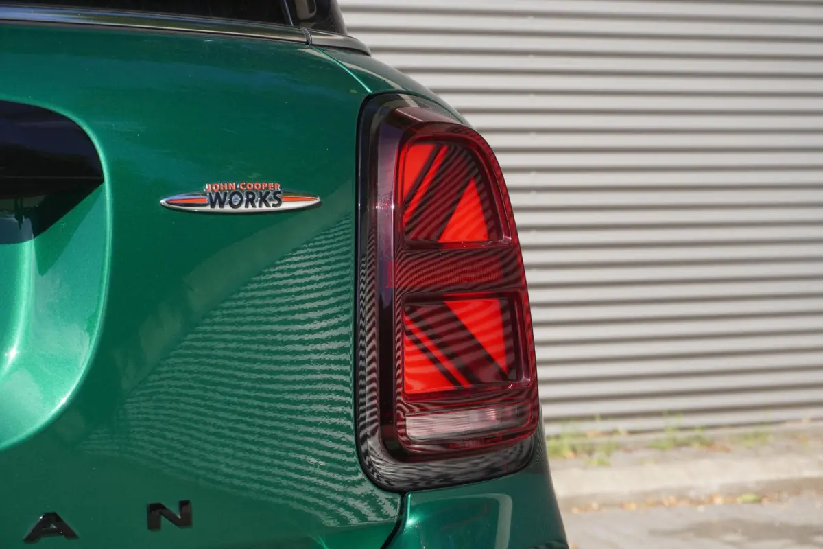 2.0 John Cooper Works ALL4 19" LM JCW Circuit Spoke two-tone | Glazen panoramadak | Active Cruise Control (ACC) | Harman-Kardon sound system | MINI Head-Up Display | Leer Chester Satellite G