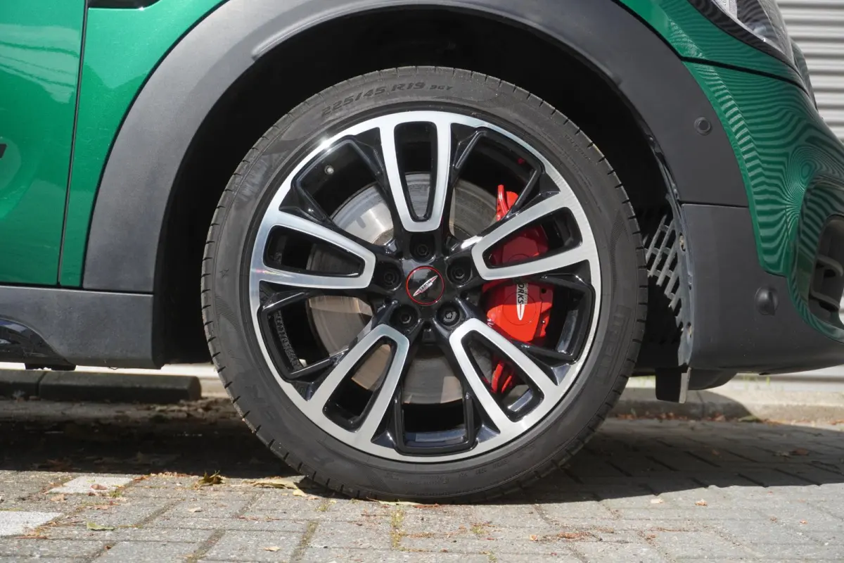 2.0 John Cooper Works ALL4 19" LM JCW Circuit Spoke two-tone | Glazen panoramadak | Active Cruise Control (ACC) | Harman-Kardon sound system | MINI Head-Up Display | Leer Chester Satellite G