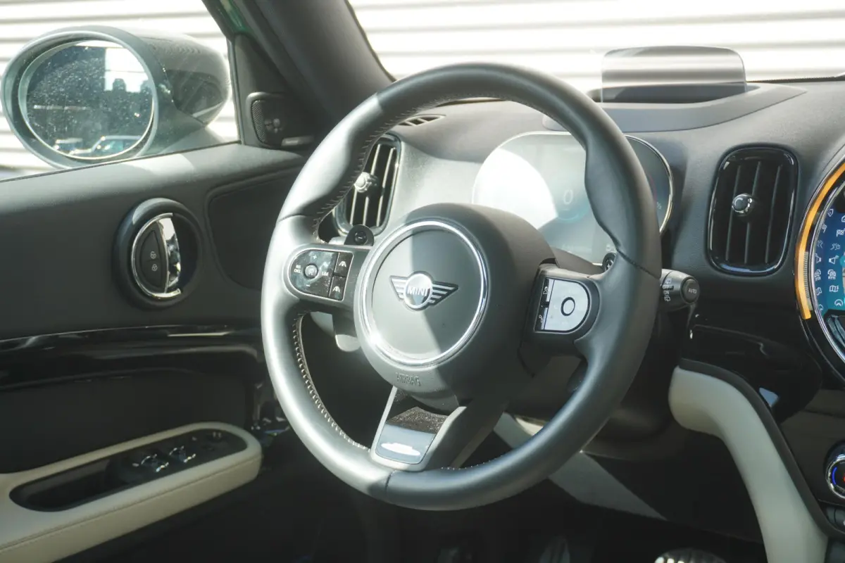 2.0 John Cooper Works ALL4 19" LM JCW Circuit Spoke two-tone | Glazen panoramadak | Active Cruise Control (ACC) | Harman-Kardon sound system | MINI Head-Up Display | Leer Chester Satellite G