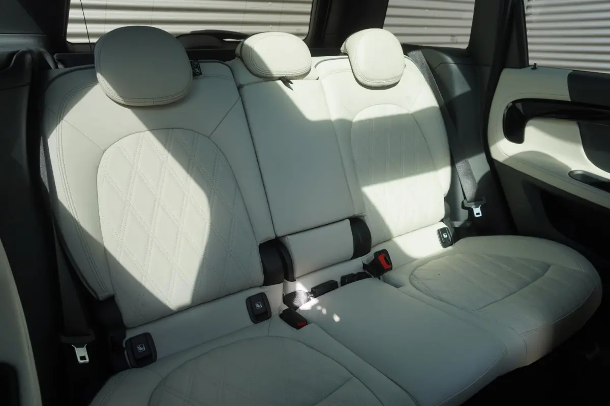 2.0 John Cooper Works ALL4 19" LM JCW Circuit Spoke two-tone | Glazen panoramadak | Active Cruise Control (ACC) | Harman-Kardon sound system | MINI Head-Up Display | Leer Chester Satellite G