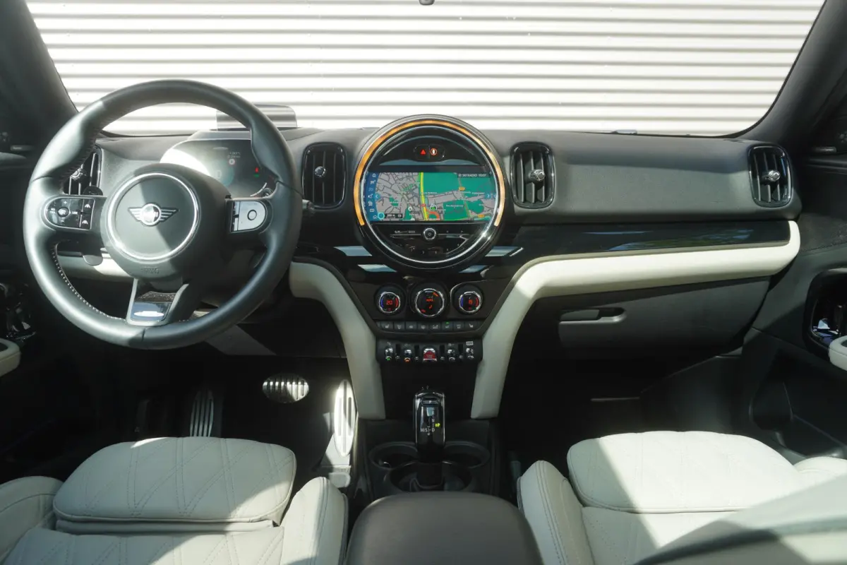 2.0 John Cooper Works ALL4 19" LM JCW Circuit Spoke two-tone | Glazen panoramadak | Active Cruise Control (ACC) | Harman-Kardon sound system | MINI Head-Up Display | Leer Chester Satellite G