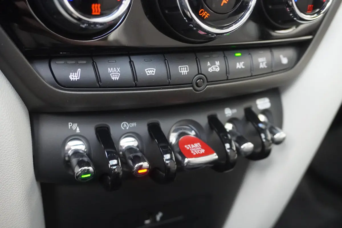 2.0 John Cooper Works ALL4 19" LM JCW Circuit Spoke two-tone | Glazen panoramadak | Active Cruise Control (ACC) | Harman-Kardon sound system | MINI Head-Up Display | Leer Chester Satellite G