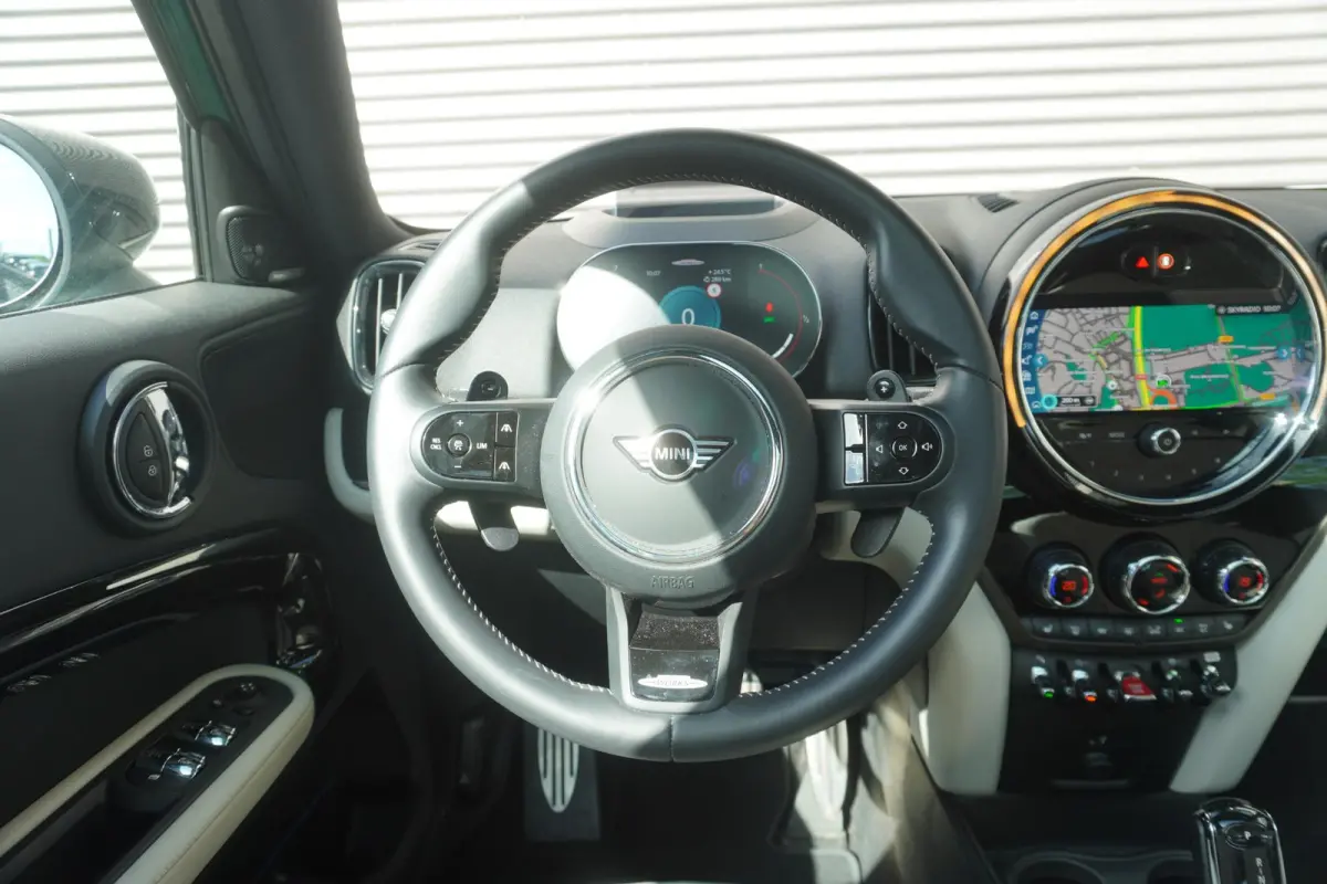 2.0 John Cooper Works ALL4 19" LM JCW Circuit Spoke two-tone | Glazen panoramadak | Active Cruise Control (ACC) | Harman-Kardon sound system | MINI Head-Up Display | Leer Chester Satellite G