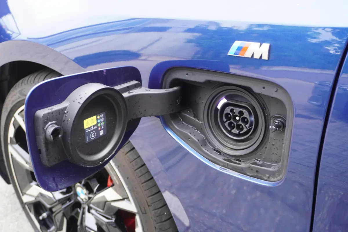 550e xDrive M Sportpakket Pro | Innovation Pack | Adaptief onderstel professional | Glazen panoramadak | Bowers & Wilkins Surround Sound System | Elektrisch verwarmde voorstoelen |