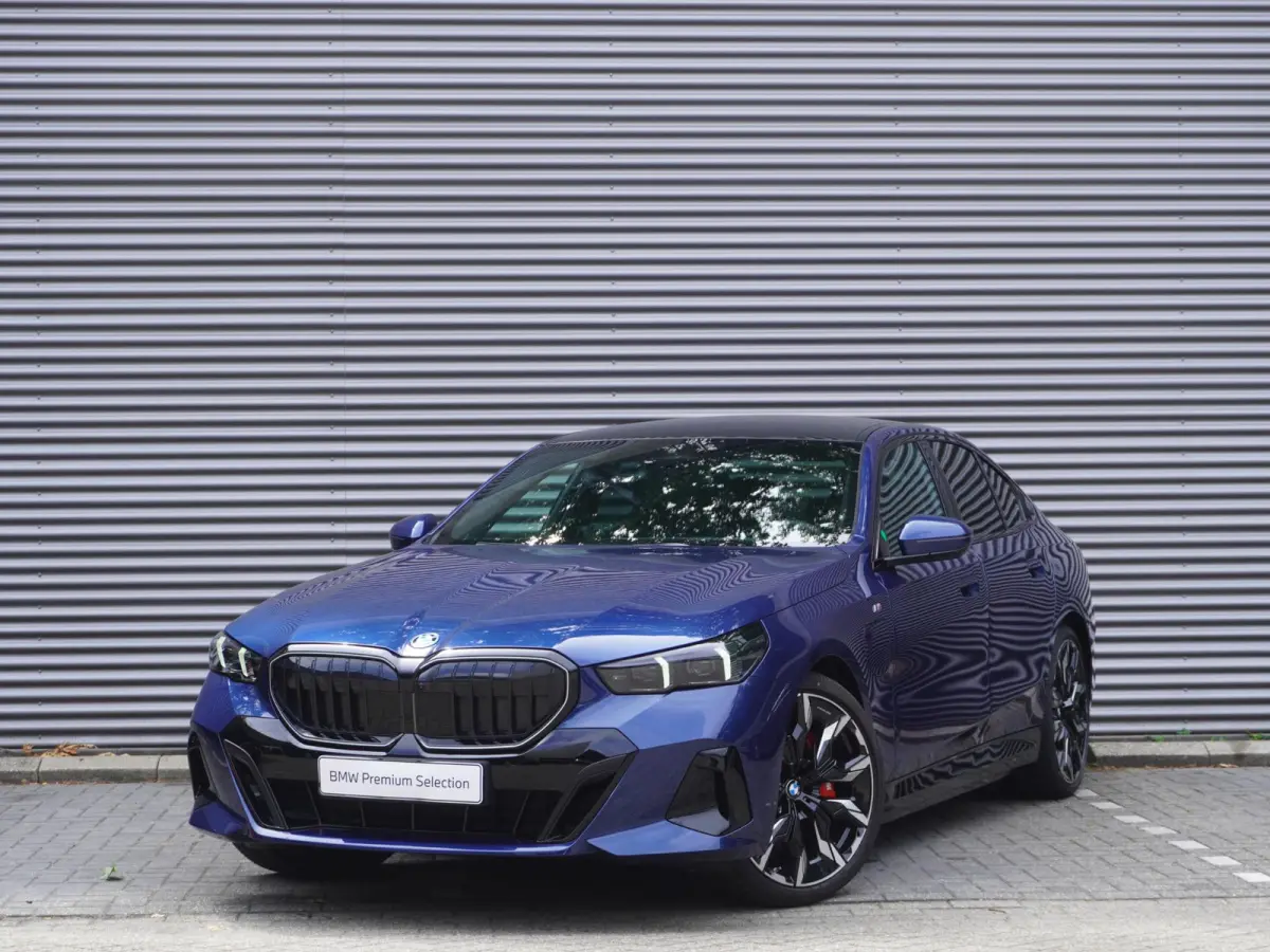 550e xDrive M Sportpakket Pro | Innovation Pack | Adaptief onderstel professional | Glazen panoramadak | Bowers & Wilkins Surround Sound System | Elektrisch verwarmde voorstoelen |