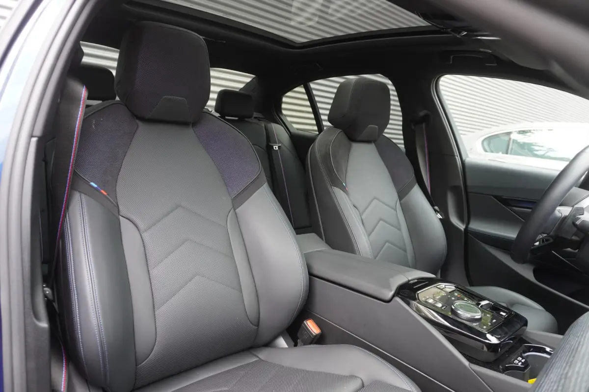 550e xDrive M Sportpakket Pro | Innovation Pack | Adaptief onderstel professional | Glazen panoramadak | Bowers & Wilkins Surround Sound System | Elektrisch verwarmde voorstoelen |