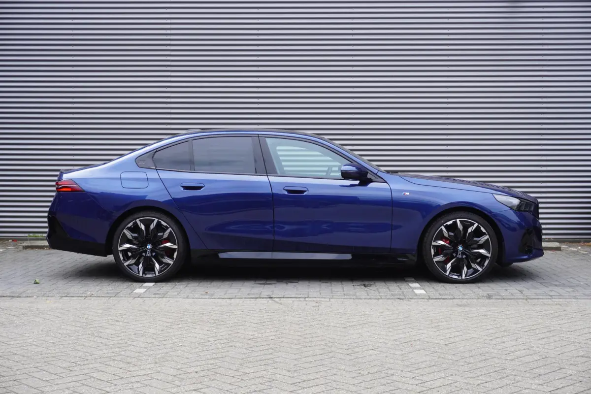 550e xDrive M Sportpakket Pro | Innovation Pack | Adaptief onderstel professional | Glazen panoramadak | Bowers & Wilkins Surround Sound System | Elektrisch verwarmde voorstoelen |