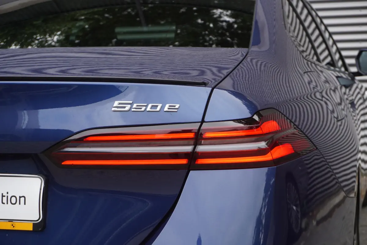 550e xDrive M Sportpakket Pro | Innovation Pack | Adaptief onderstel professional | Glazen panoramadak | Bowers & Wilkins Surround Sound System | Elektrisch verwarmde voorstoelen |