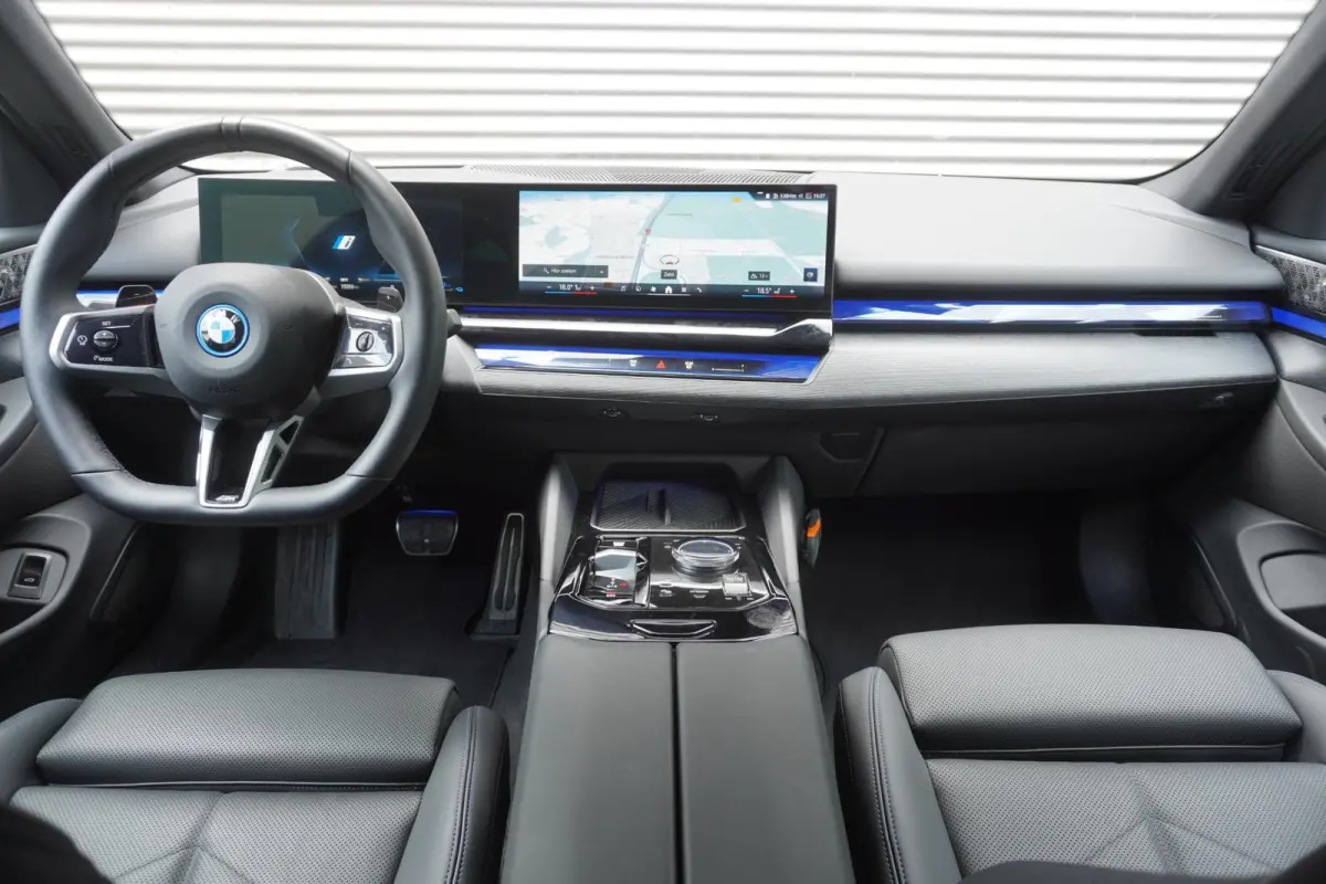 550e xDrive M Sportpakket Pro | Innovation Pack | Adaptief onderstel professional | Glazen panoramadak | Bowers & Wilkins Surround Sound System | Elektrisch verwarmde voorstoelen |