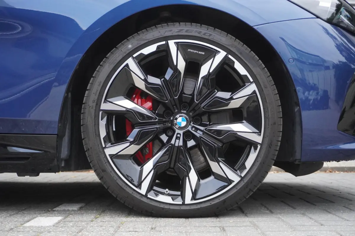 550e xDrive M Sportpakket Pro | Innovation Pack | Adaptief onderstel professional | Glazen panoramadak | Bowers & Wilkins Surround Sound System | Elektrisch verwarmde voorstoelen |