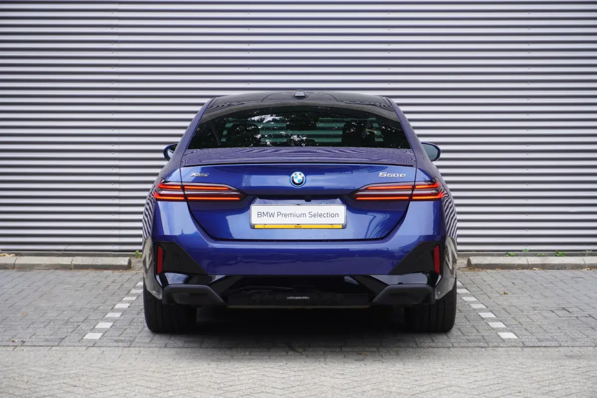 550e xDrive M Sportpakket Pro | Innovation Pack | Adaptief onderstel professional | Glazen panoramadak | Bowers & Wilkins Surround Sound System | Elektrisch verwarmde voorstoelen |