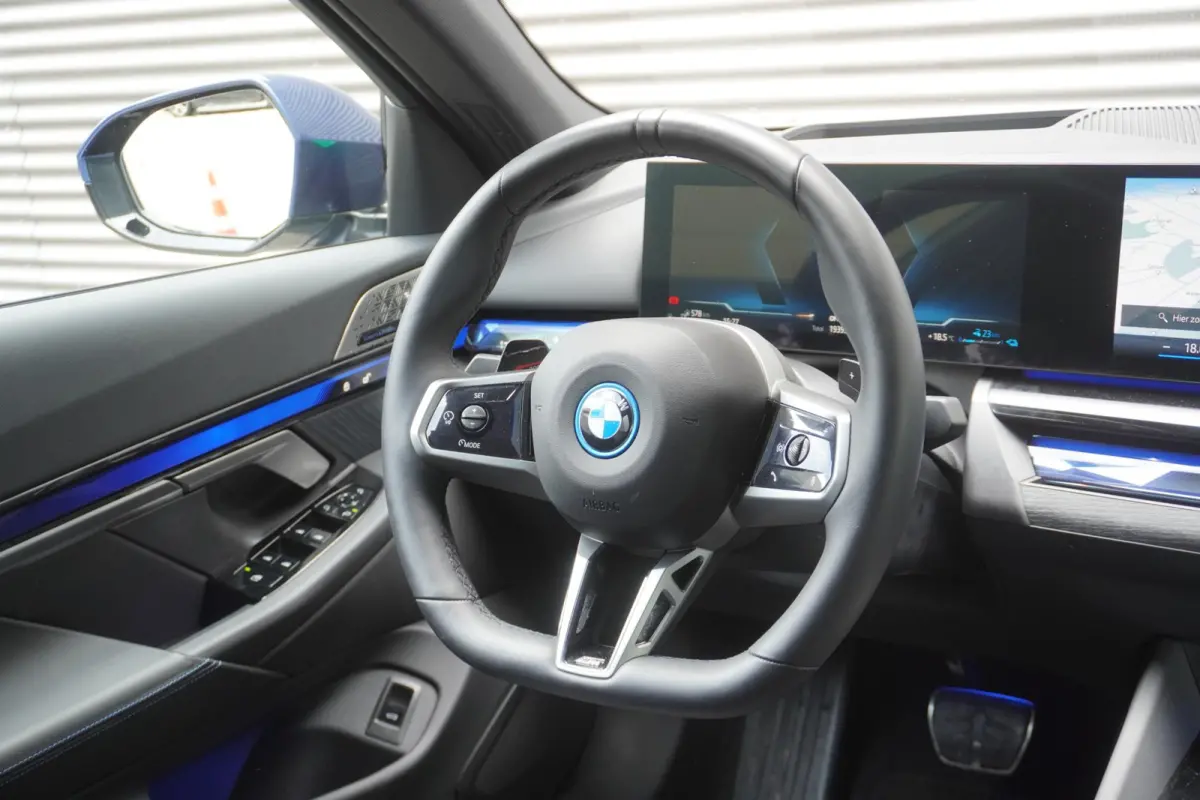 550e xDrive M Sportpakket Pro | Innovation Pack | Adaptief onderstel professional | Glazen panoramadak | Bowers & Wilkins Surround Sound System | Elektrisch verwarmde voorstoelen |