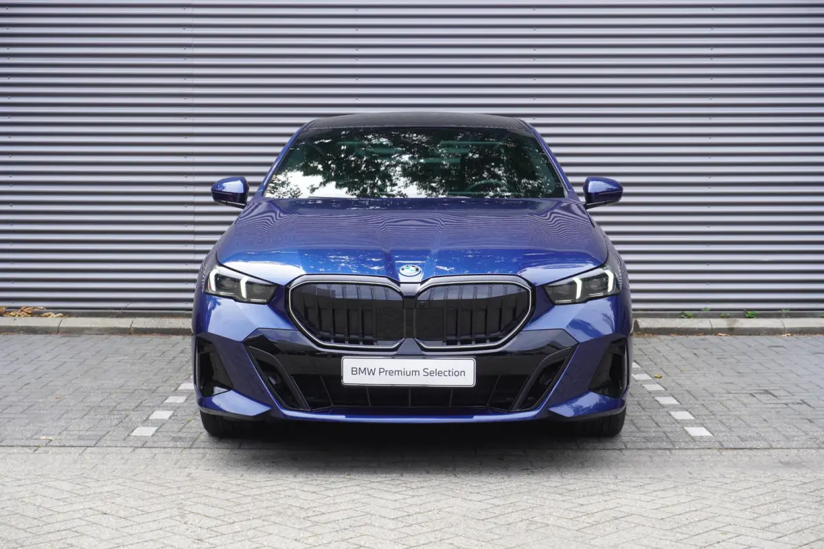 550e xDrive M Sportpakket Pro | Innovation Pack | Adaptief onderstel professional | Glazen panoramadak | Bowers & Wilkins Surround Sound System | Elektrisch verwarmde voorstoelen |