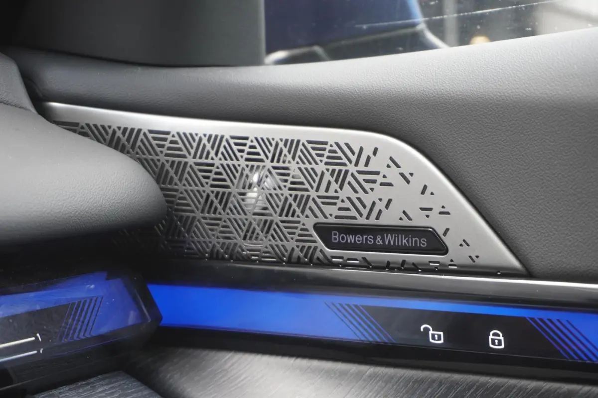 550e xDrive M Sportpakket Pro | Innovation Pack | Adaptief onderstel professional | Glazen panoramadak | Bowers & Wilkins Surround Sound System | Elektrisch verwarmde voorstoelen |