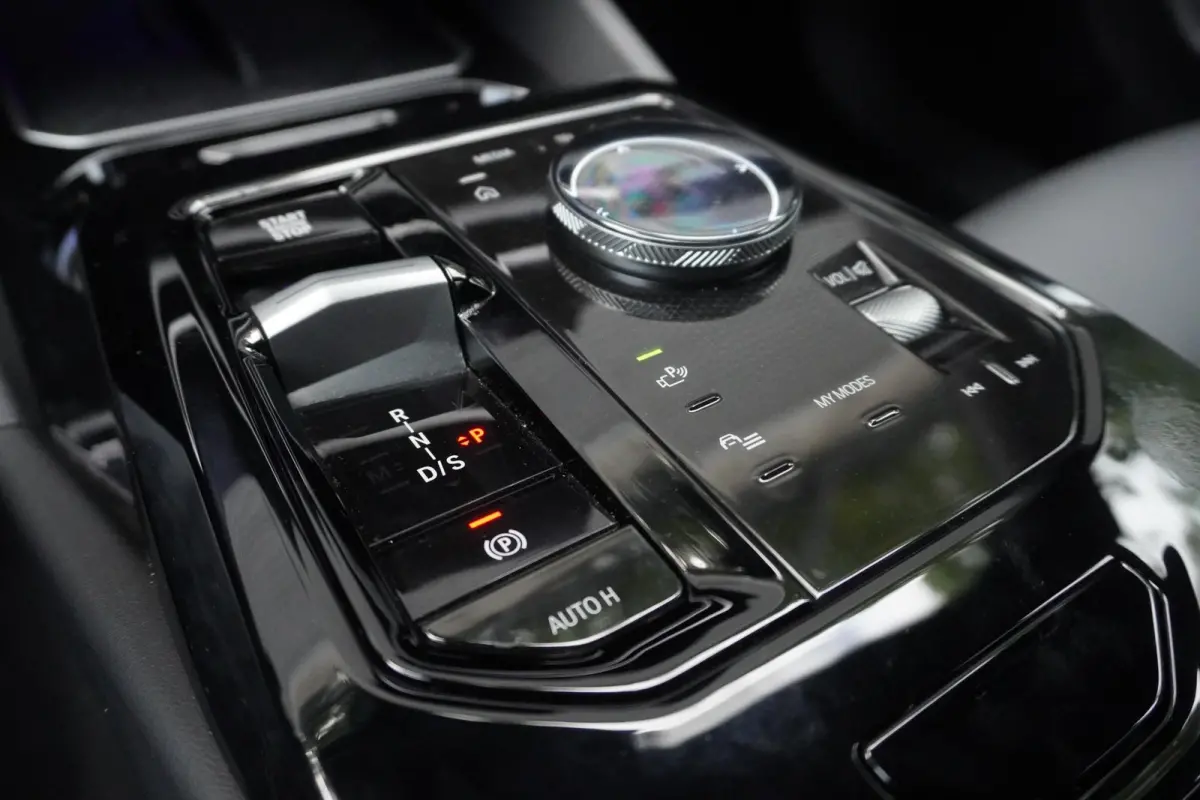 550e xDrive M Sportpakket Pro | Innovation Pack | Adaptief onderstel professional | Glazen panoramadak | Bowers & Wilkins Surround Sound System | Elektrisch verwarmde voorstoelen |