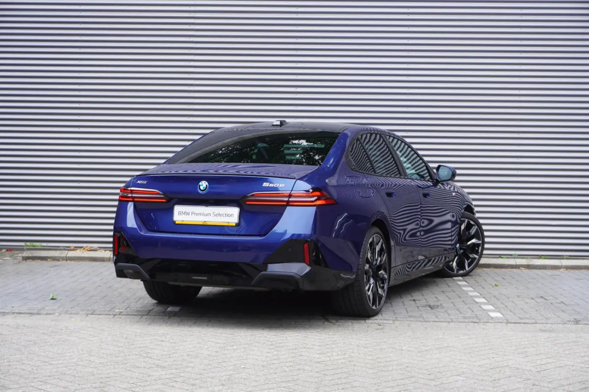 550e xDrive M Sportpakket Pro | Innovation Pack | Adaptief onderstel professional | Glazen panoramadak | Bowers & Wilkins Surround Sound System | Elektrisch verwarmde voorstoelen |