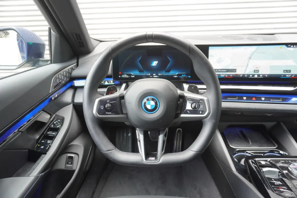 550e xDrive M Sportpakket Pro | Innovation Pack | Adaptief onderstel professional | Glazen panoramadak | Bowers & Wilkins Surround Sound System | Elektrisch verwarmde voorstoelen |