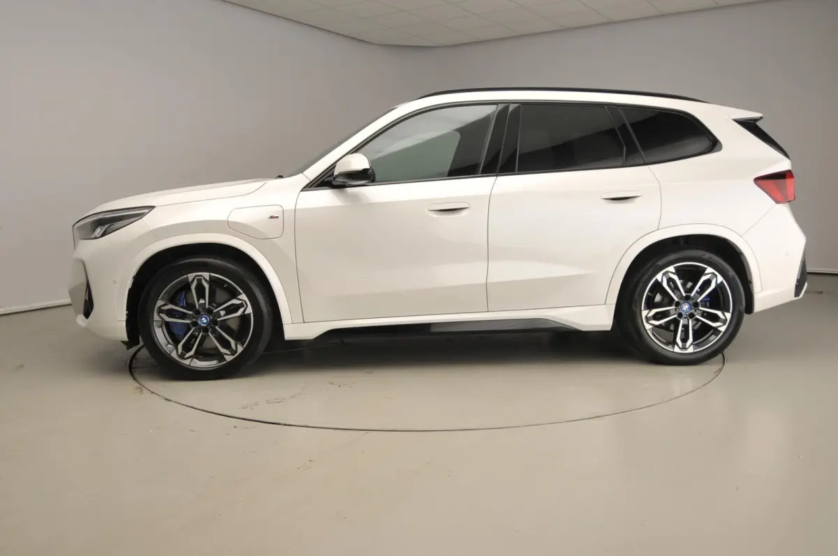 xDrive30e | M-Sportpakket | LED | Navigatie  | Trekhaak | Sportstoelen | DAB | Harman-Kardon Sound | Alu 19 inch