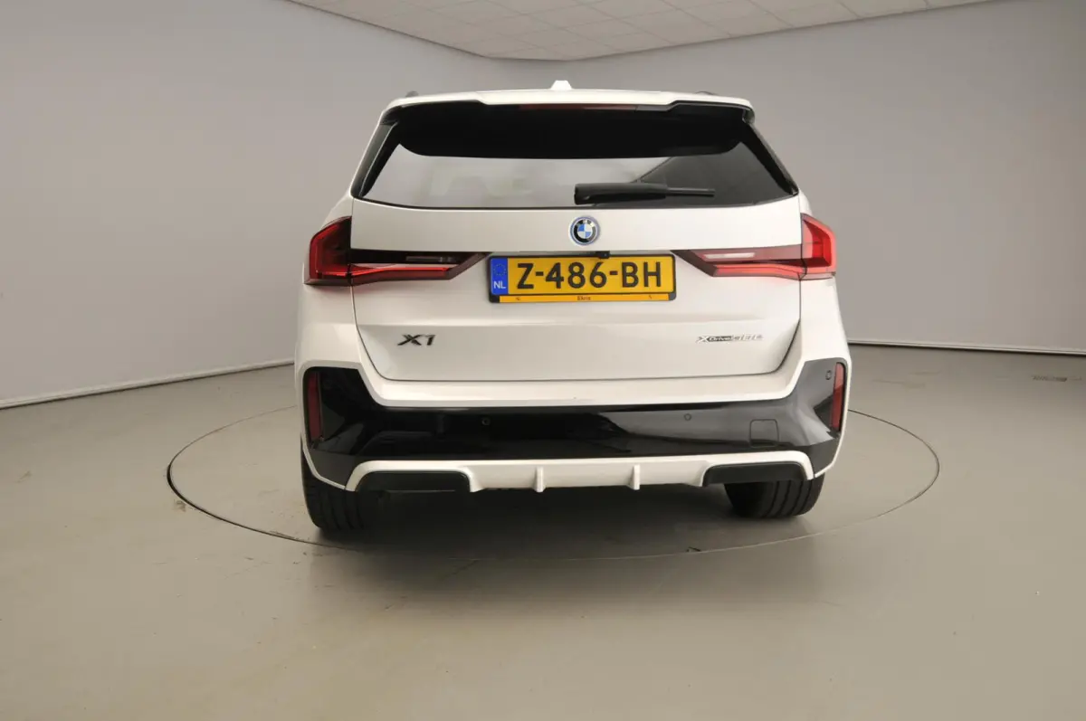 xDrive30e | M-Sportpakket | LED | Navigatie  | Trekhaak | Sportstoelen | DAB | Harman-Kardon Sound | Alu 19 inch