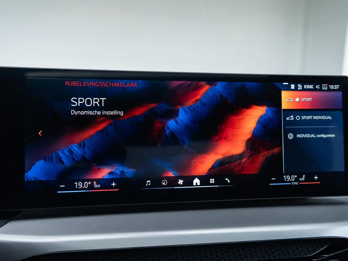 220i | M Sportpakket | Premium Pack | 19 inch | Achteruitrijcamera | M Sportonderstel | Comfort Access | Stoelverwarming | Adaptieve LED koplampen