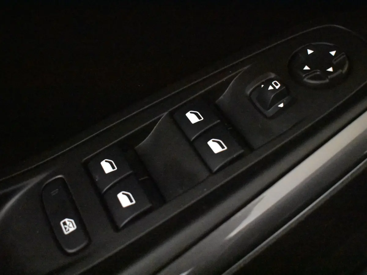 1.2 Turbo Business Elegance l Trekhaak l Riem is Vervangen! l Apple Car play/Android l Navigatie l Parkeersensoren l 18' l Camera l