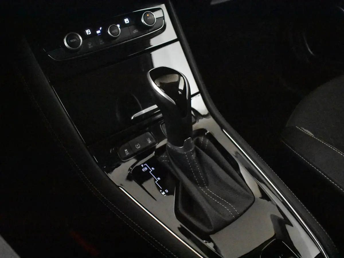 1.2 Turbo Business Elegance l Trekhaak l Riem is Vervangen! l Apple Car play/Android l Navigatie l Parkeersensoren l 18' l Camera l