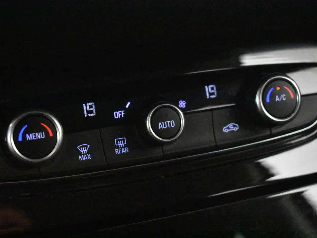 1.2 Turbo Business Elegance l Trekhaak l Riem is Vervangen! l Apple Car play/Android l Navigatie l Parkeersensoren l 18' l Camera l