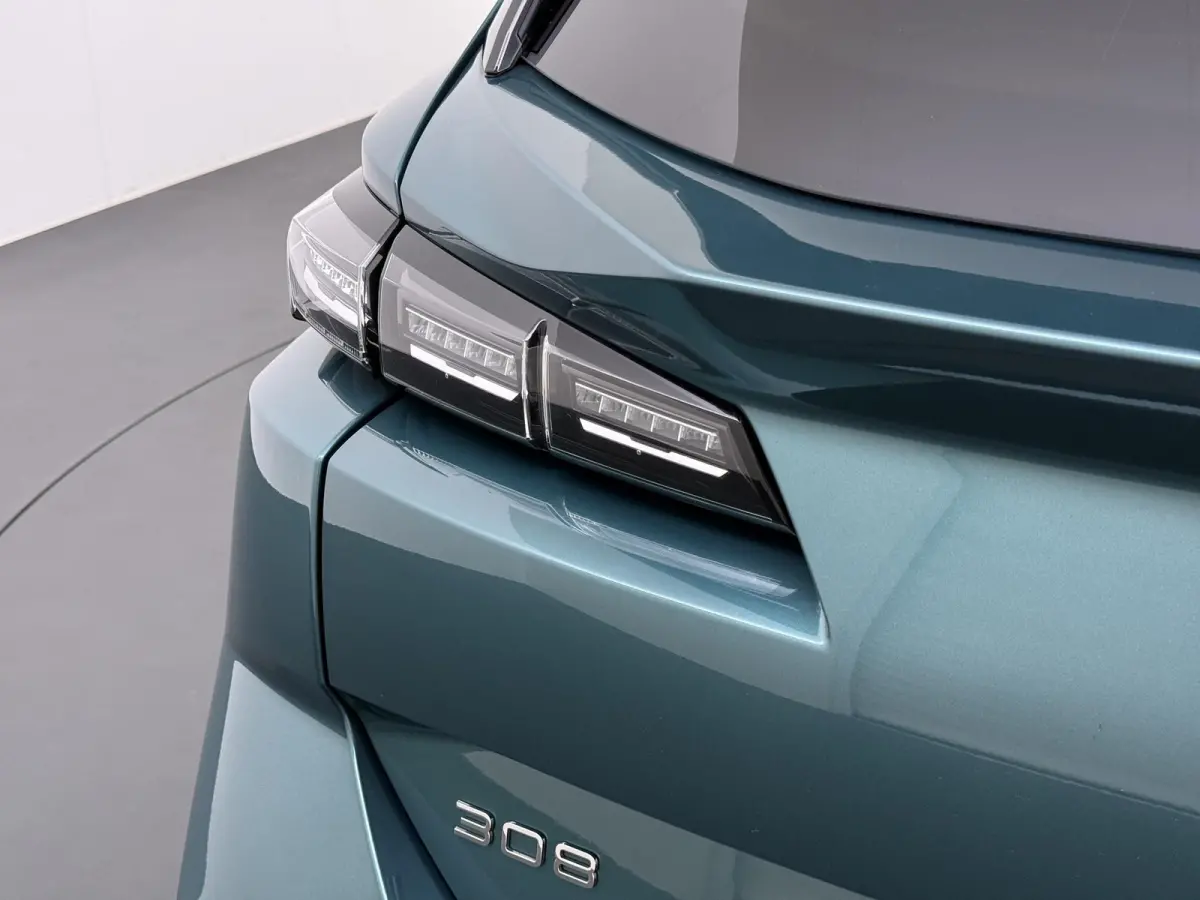 1.6 Plug-in Hybrid 180 Allure PHEV | STOELVERWARMING| DEALER ONDERHOUDEN| DODE HOEK SENSOR| ACHTERUITRIJCAMERA| RIJKLAARPRIJS INCL. 12 MND BOVAG GARANTIE|