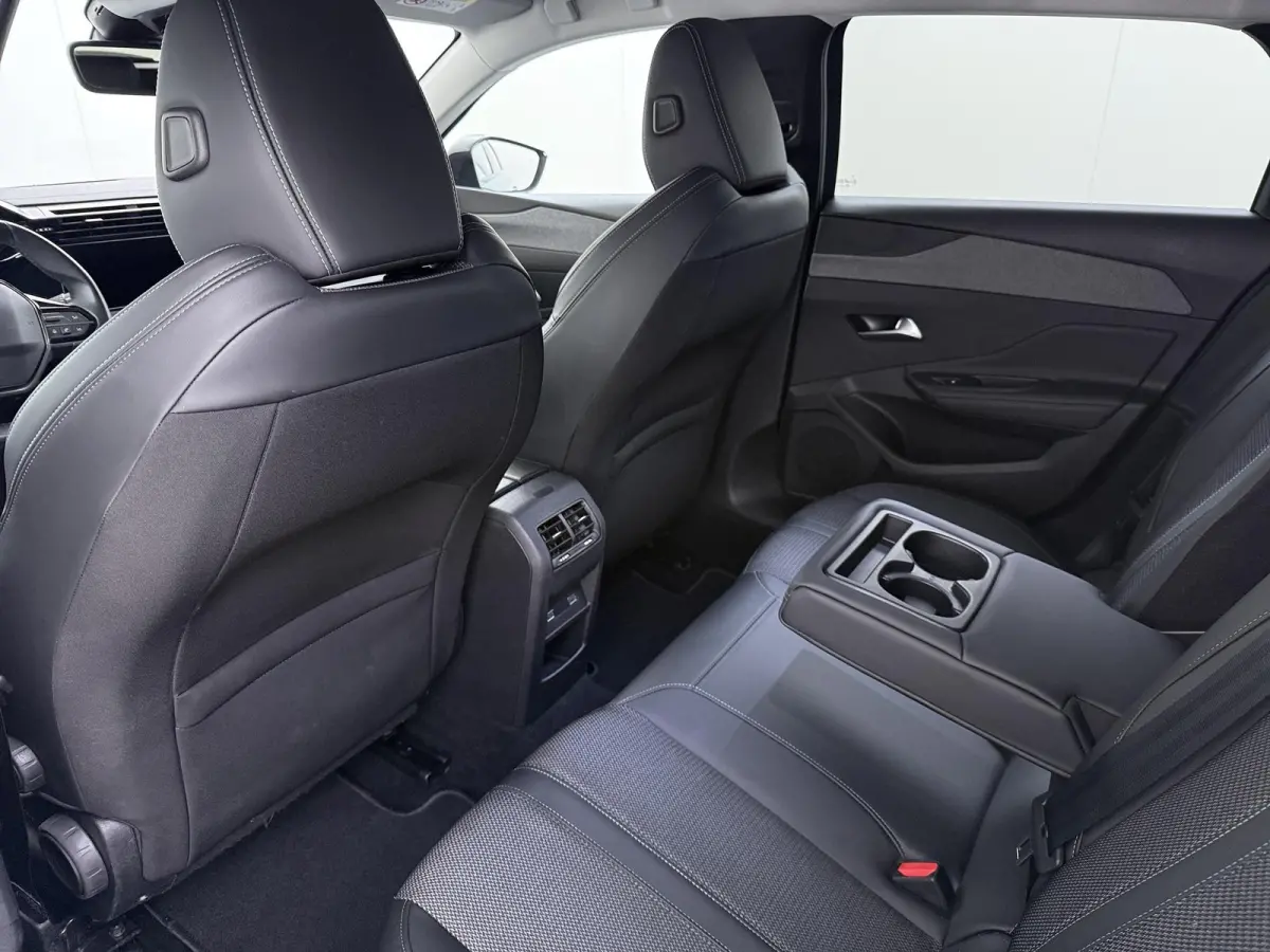 1.6 Plug-in Hybrid 180 Allure PHEV | STOELVERWARMING| DEALER ONDERHOUDEN| DODE HOEK SENSOR| ACHTERUITRIJCAMERA| RIJKLAARPRIJS INCL. 12 MND BOVAG GARANTIE|