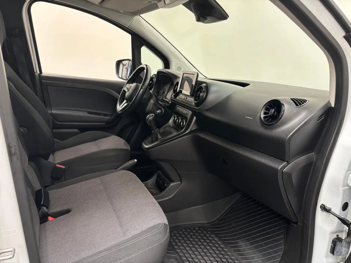 110 CDI L2 Pro Airco Cruise control Achteruitrijcamera Verwarmde stoel Trekhaak Parkeersensor achter Apple Carplay/ Android Auto