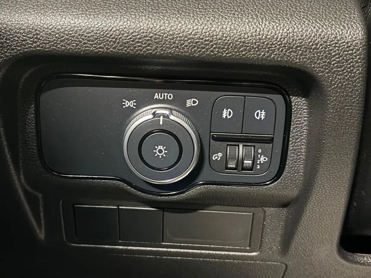 110 CDI L2 Pro Airco Cruise control Achteruitrijcamera Verwarmde stoel Trekhaak Parkeersensor achter Apple Carplay/ Android Auto