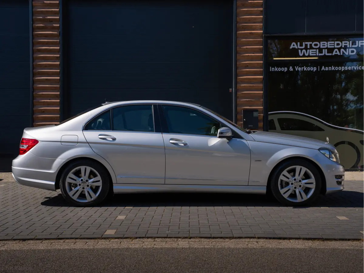 180 Ambition Avantgarde AMG-line NIEUWSTAAT I AMG-line I Trekhaak I 1800kg I Leer I Navi I 17"' I NAP I Xenon I NL-auto I