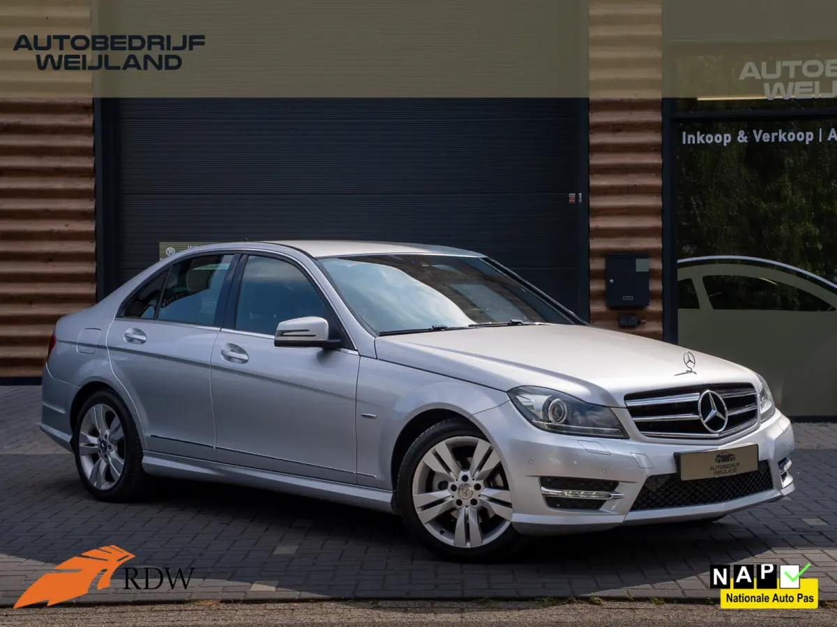 180 Ambition Avantgarde AMG-line NIEUWSTAAT I AMG-line I Trekhaak I 1800kg I Leer I Navi I 17"' I NAP I Xenon I NL-auto I