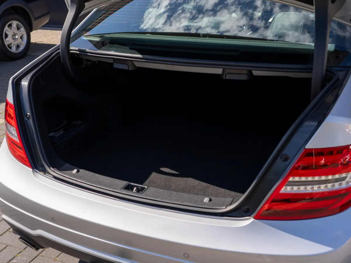 180 Ambition Avantgarde AMG-line NIEUWSTAAT I AMG-line I Trekhaak I 1800kg I Leer I Navi I 17"' I NAP I Xenon I NL-auto I