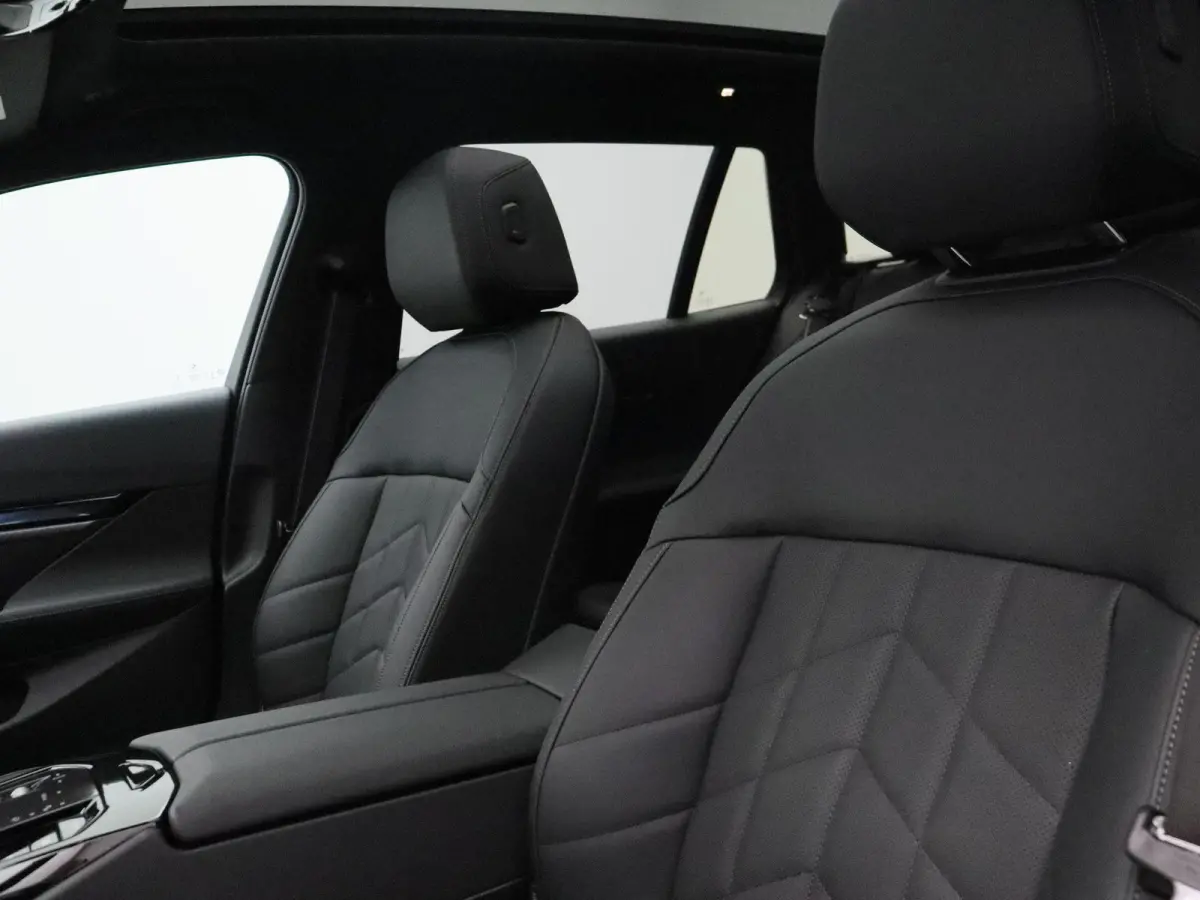550e xDrive M Sportpakket Pro | Innovation Pack | Travel Pack | Comfort Pack | Trekhaak | Comfortstoelen | Driving Assistant Professional | Bowers & Wilkins | 21''