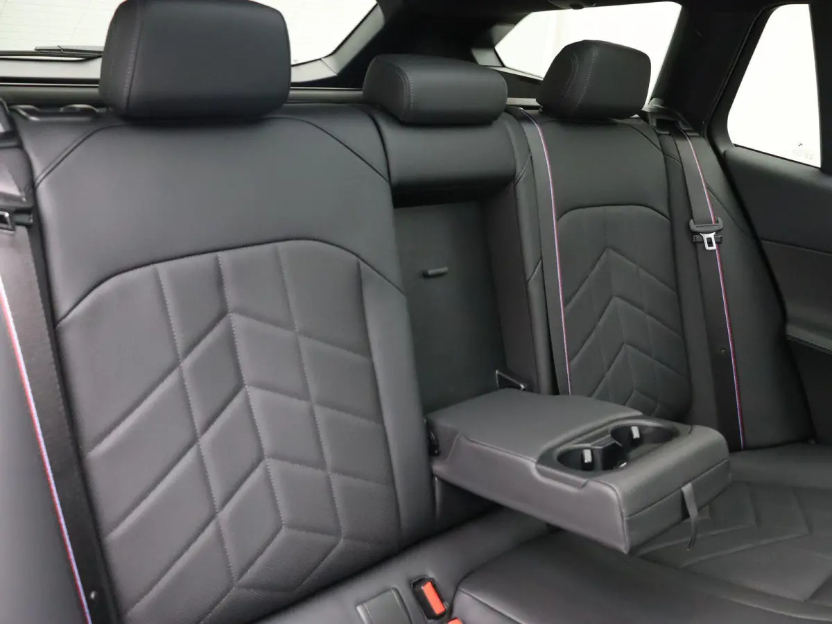 550e xDrive M Sportpakket Pro | Innovation Pack | Travel Pack | Comfort Pack | Trekhaak | Comfortstoelen | Driving Assistant Professional | Bowers & Wilkins | 21''