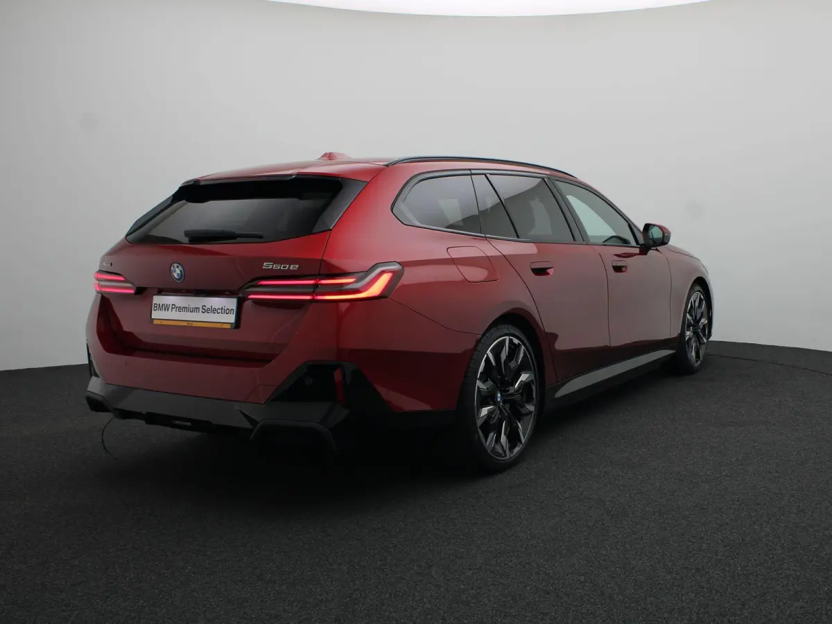 550e xDrive M Sportpakket Pro | Innovation Pack | Travel Pack | Comfort Pack | Trekhaak | Comfortstoelen | Driving Assistant Professional | Bowers & Wilkins | 21''