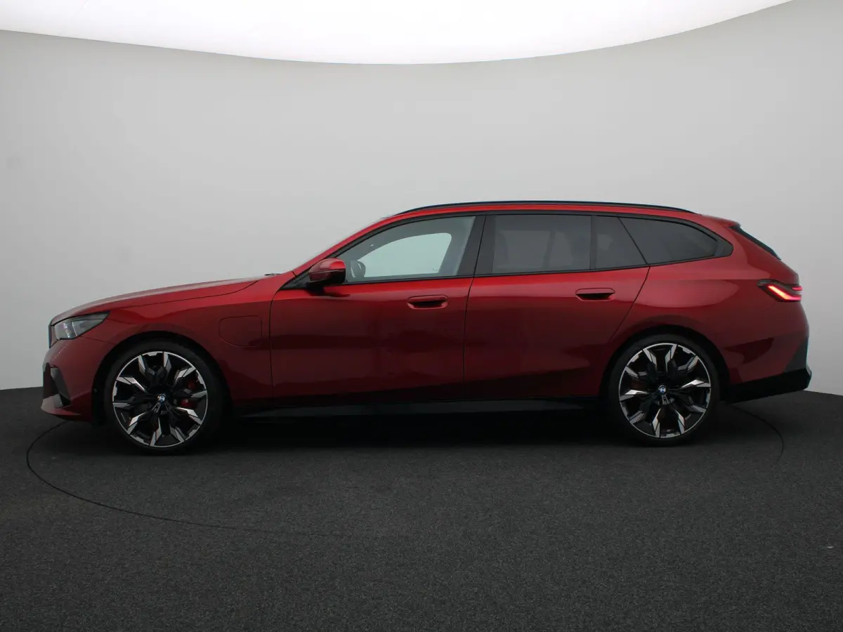550e xDrive M Sportpakket Pro | Innovation Pack | Travel Pack | Comfort Pack | Trekhaak | Comfortstoelen | Driving Assistant Professional | Bowers & Wilkins | 21''
