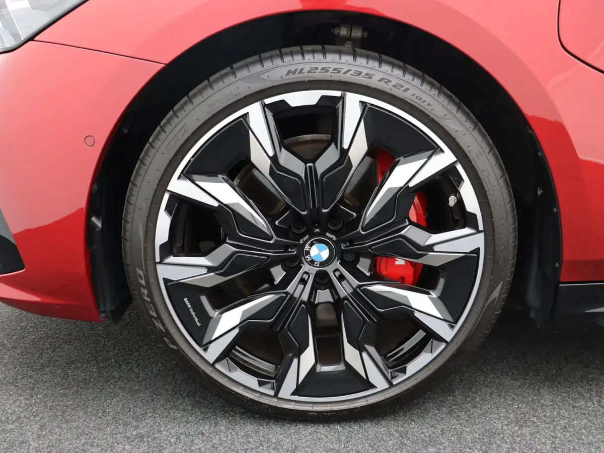 550e xDrive M Sportpakket Pro | Innovation Pack | Travel Pack | Comfort Pack | Trekhaak | Comfortstoelen | Driving Assistant Professional | Bowers & Wilkins | 21''