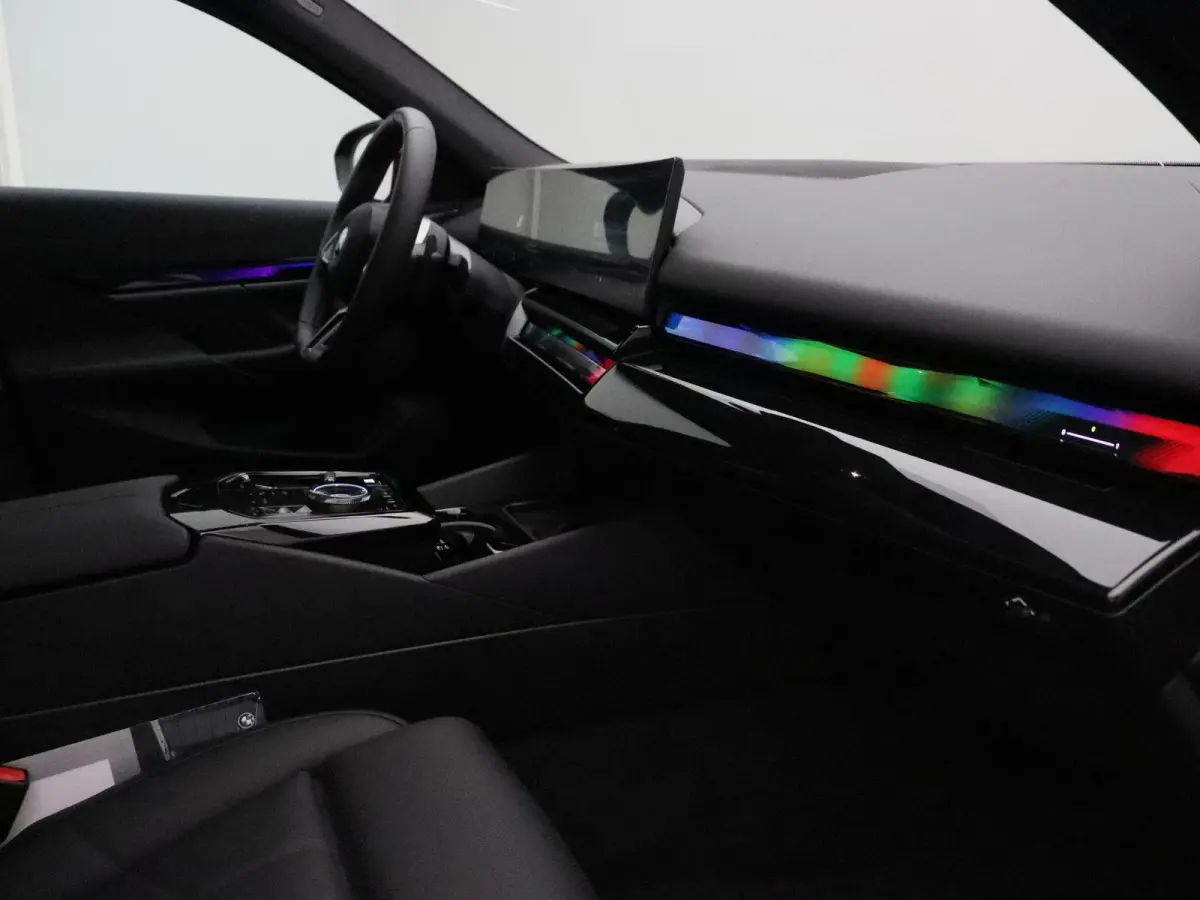 550e xDrive M Sportpakket Pro | Innovation Pack | Travel Pack | Comfort Pack | Trekhaak | Comfortstoelen | Driving Assistant Professional | Bowers & Wilkins | 21''