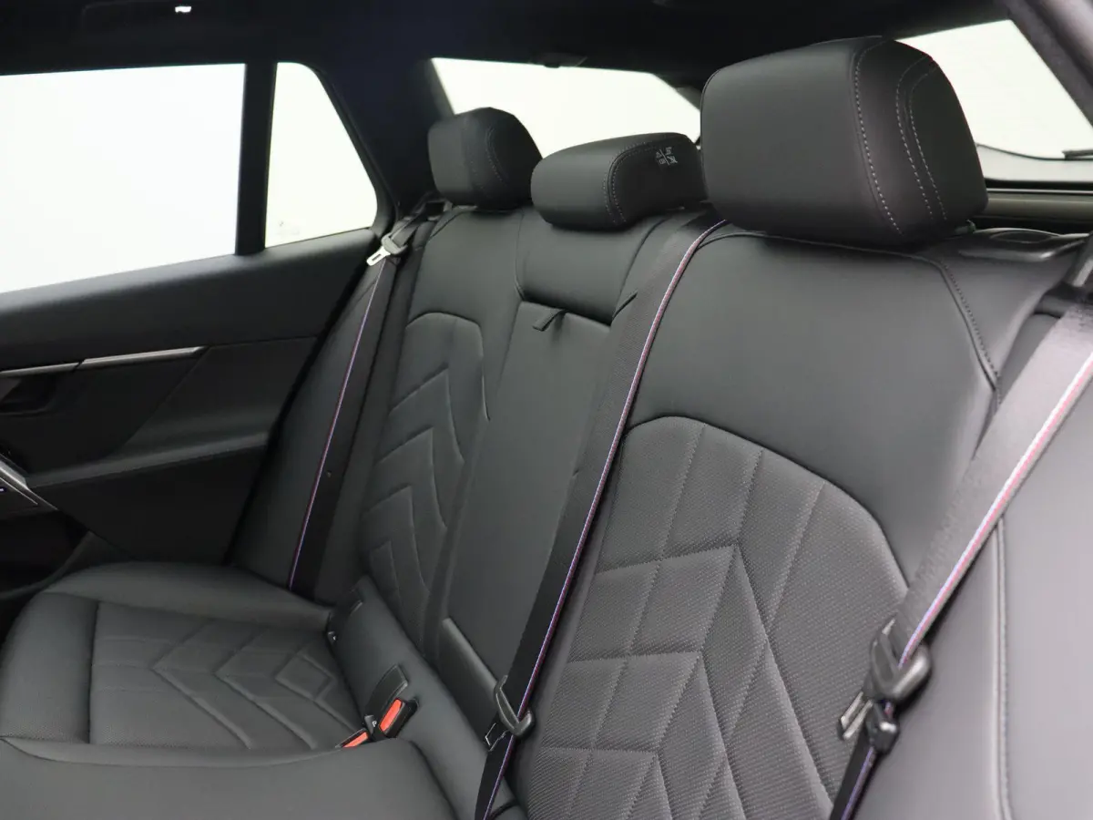 550e xDrive M Sportpakket Pro | Innovation Pack | Travel Pack | Comfort Pack | Trekhaak | Comfortstoelen | Driving Assistant Professional | Bowers & Wilkins | 21''