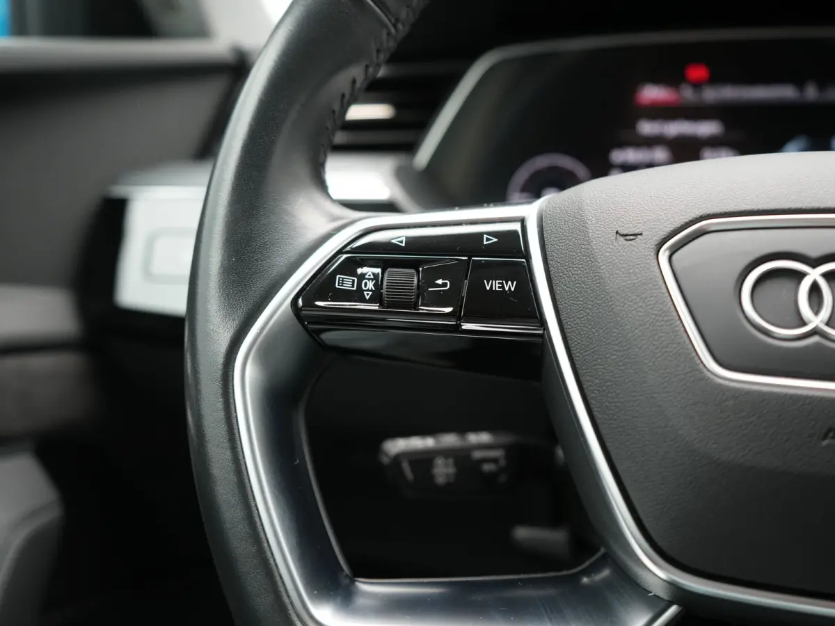 50 Quattro S Line 71 kWh 313pk Dealer O.H. | Luchtvering | Adaptive Cruise | Nachtzicht | Head Up | Camera | Alcantara Sportstoelen Verwarmd | Keyless | 20"L.M | Navigatie | DAB | Virtual Co