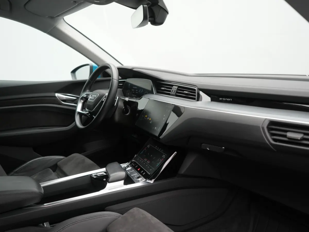 50 Quattro S Line 71 kWh 313pk Dealer O.H. | Luchtvering | Adaptive Cruise | Nachtzicht | Head Up | Camera | Alcantara Sportstoelen Verwarmd | Keyless | 20"L.M | Navigatie | DAB | Virtual Co