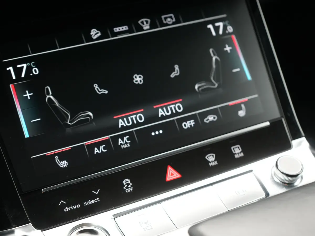 50 Quattro S Line 71 kWh 313pk Dealer O.H. | Luchtvering | Adaptive Cruise | Nachtzicht | Head Up | Camera | Alcantara Sportstoelen Verwarmd | Keyless | 20"L.M | Navigatie | DAB | Virtual Co