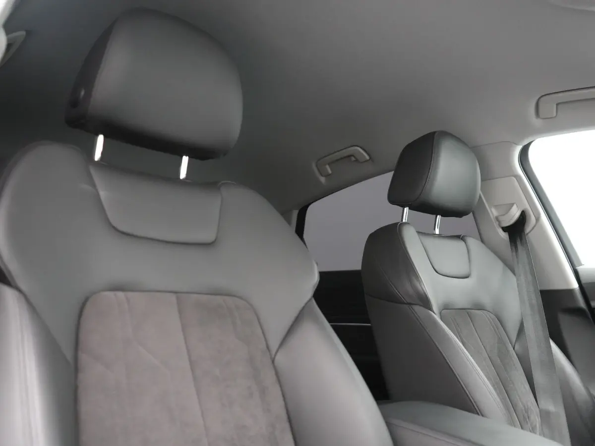 50 Quattro S Line 71 kWh 313pk Dealer O.H. | Luchtvering | Adaptive Cruise | Nachtzicht | Head Up | Camera | Alcantara Sportstoelen Verwarmd | Keyless | 20"L.M | Navigatie | DAB | Virtual Co