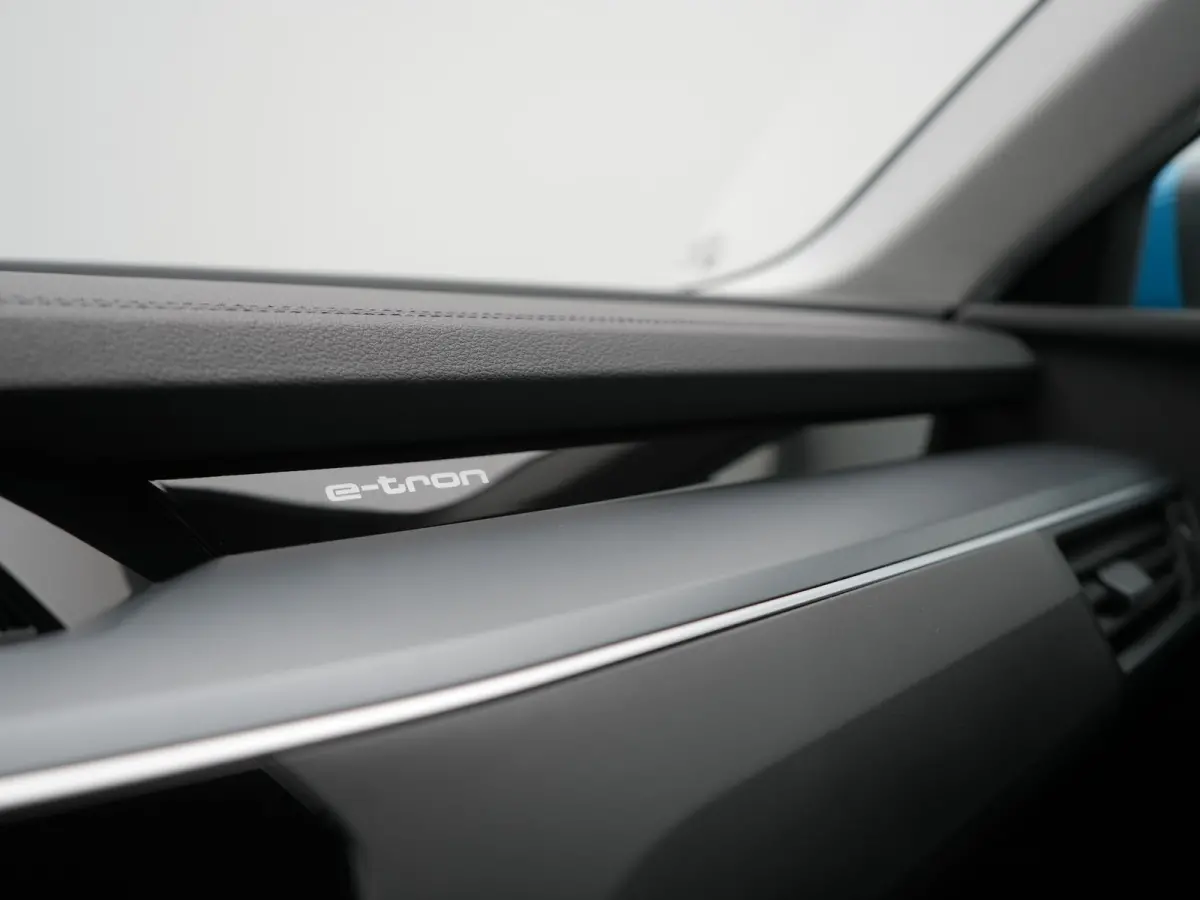 50 Quattro S Line 71 kWh 313pk Dealer O.H. | Luchtvering | Adaptive Cruise | Nachtzicht | Head Up | Camera | Alcantara Sportstoelen Verwarmd | Keyless | 20"L.M | Navigatie | DAB | Virtual Co